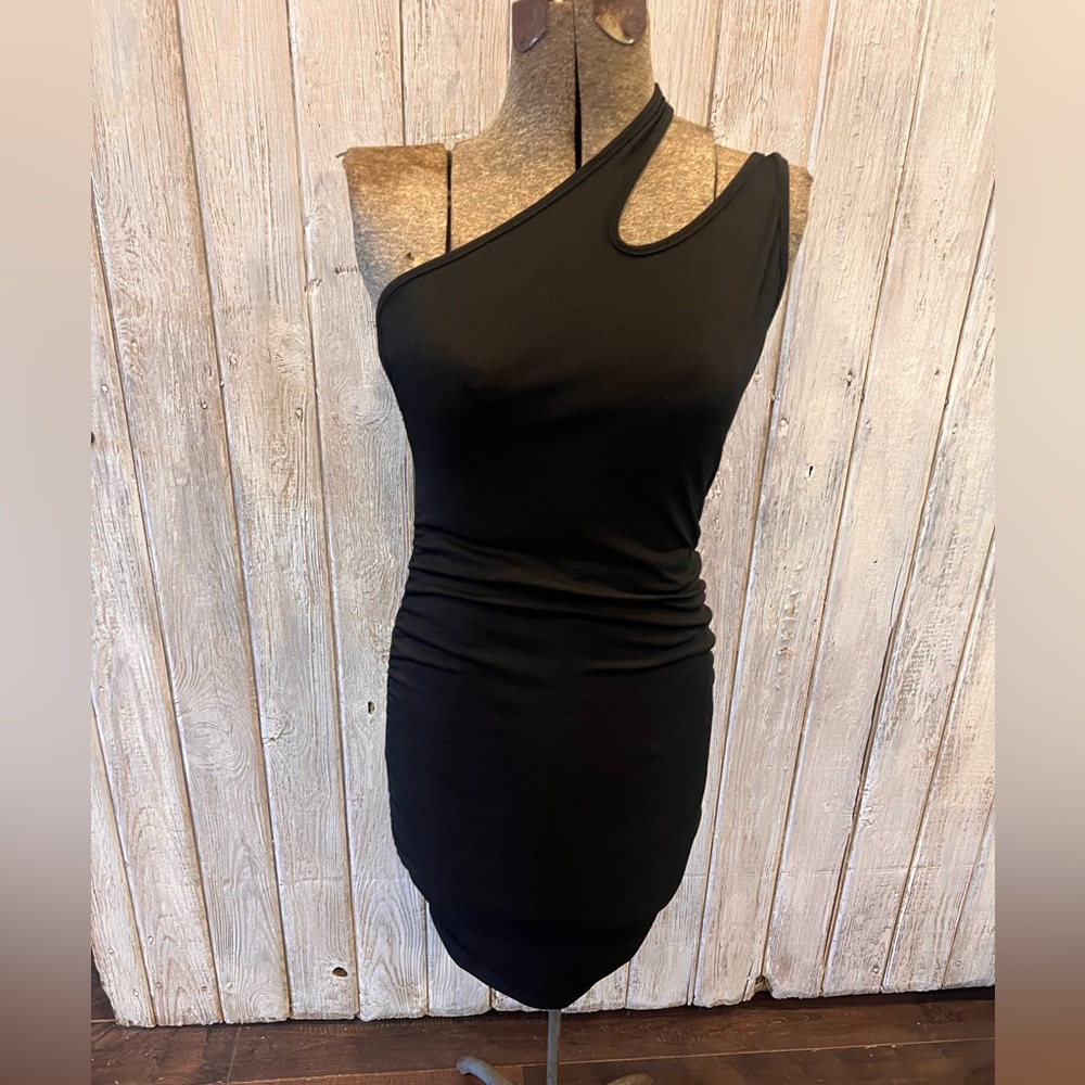 Chic Black One-Shoulder Dress